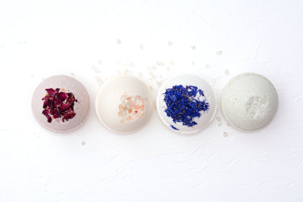 美丽的天然手工沐浴炸弹在白色的背景图片下载