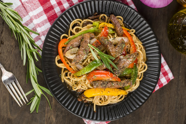 一盘美味的牛肉青椒意面图片下载