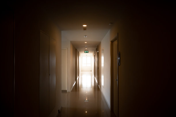 楼道里的恐怖场景。图片下载