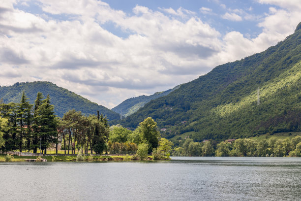 高山湖拉戈d'Idro的缓坡，长满了常绿的针叶树和落叶树。意大利伦巴第,布雷西亚图片下载