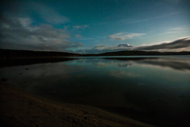 北极光在摩尔曼斯克湖，俄罗斯图片下载