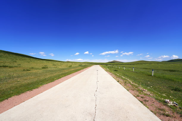 空旷的公路，蓝天白云的景观图片下载