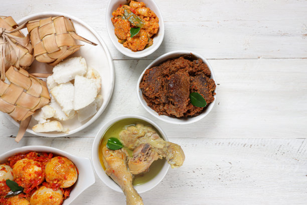 牛油煎辣椒、鸡肉、暹罗南瓜、柠檬蛋巴拉多。在开斋节庆祝菜单上的传统菜单图片下载