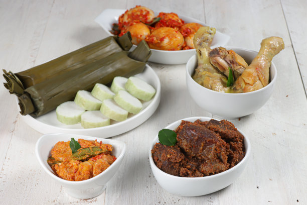 Lontong Lebaran，与参巴goreng, opor ayam, sayur labu siam, rendang和蛋巴拉多。印尼开斋节和古尔邦节期间的传统庆祝菜单图片下载