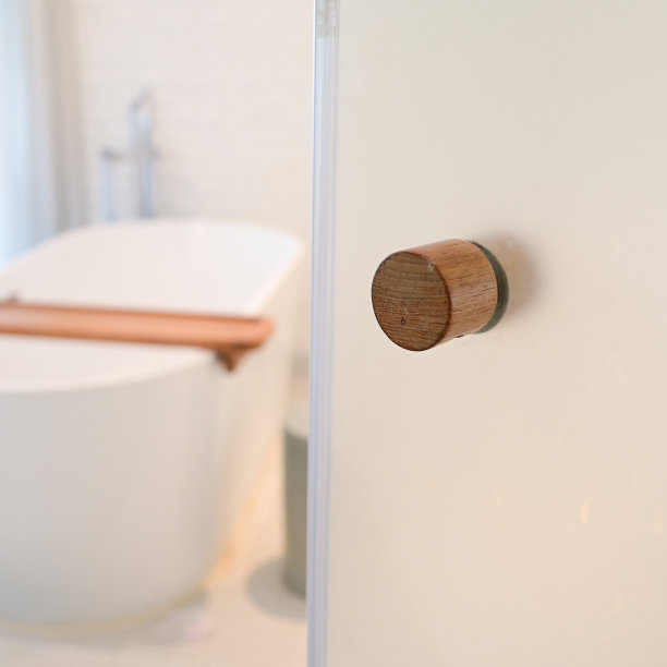 白色浴室，毛巾和浴缸图片下载