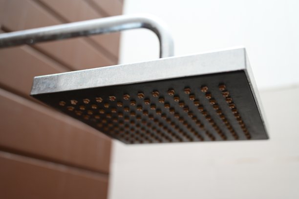 白色浴室的消防栓淋浴图片下载