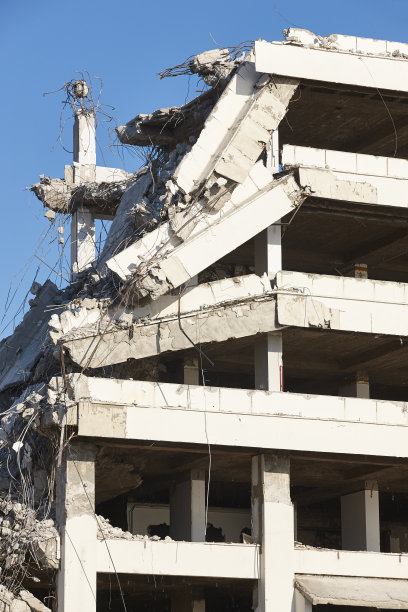 被地震摧毁的建筑物。战争的灾难。灾难图片下载