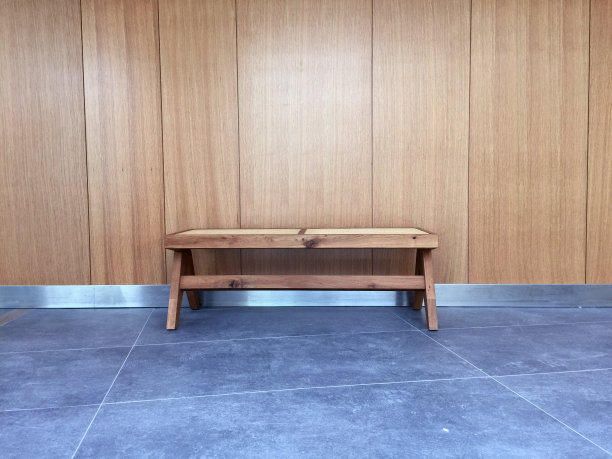 房间外的等候长凳图片下载