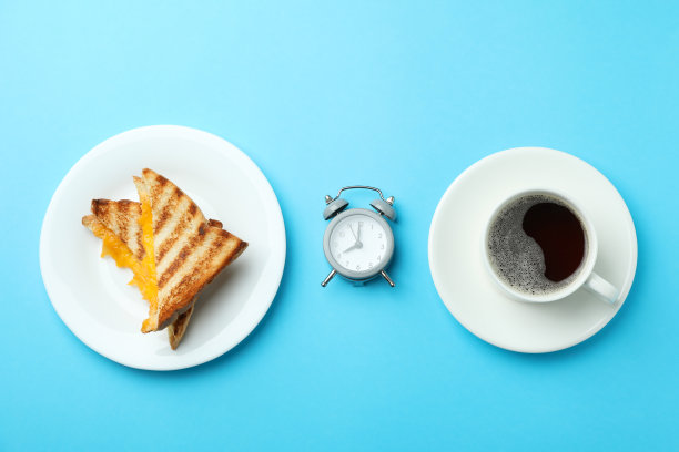 早餐概念，蓝色背景烤三明治图片下载