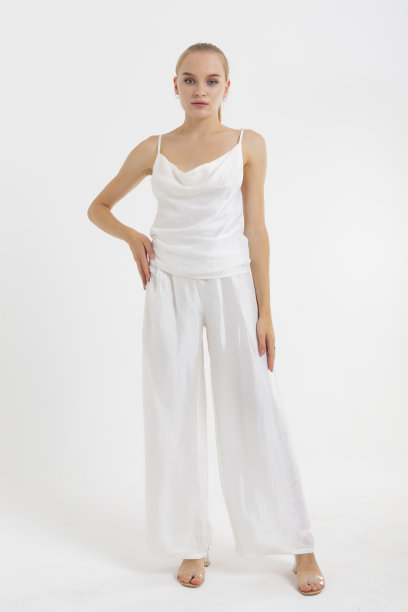 时尚女士在白色背景。图片下载