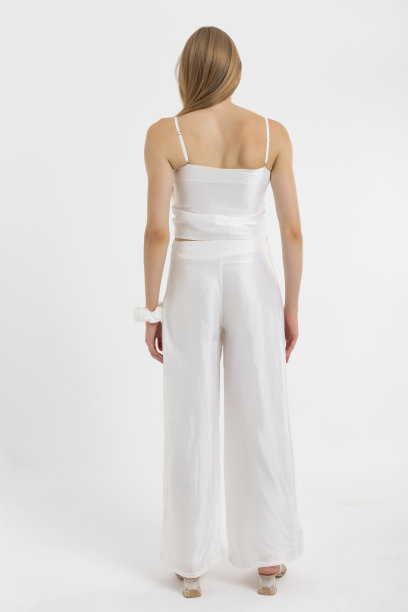 时尚女士在白色背景。图片下载