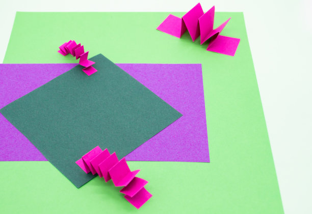 抽象背景在绿色，粉色和紫色的3D纸元素，锯齿图案。作为产品广告的背景、文案空间图片下载