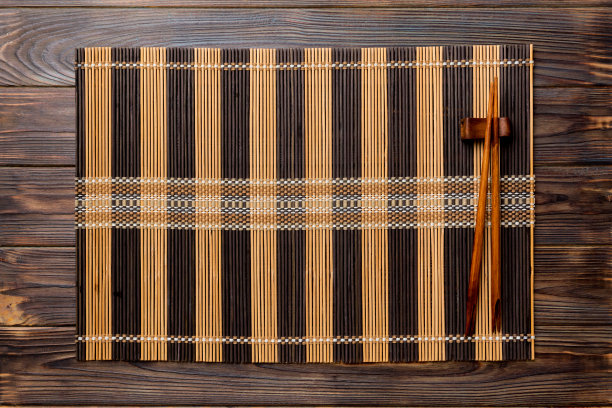 两根筷子和木底竹席。俯视图，复制空间图片下载
