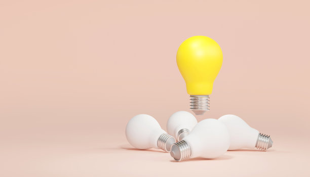 发光的灯泡漂浮在白色的灯泡之间。图片下载