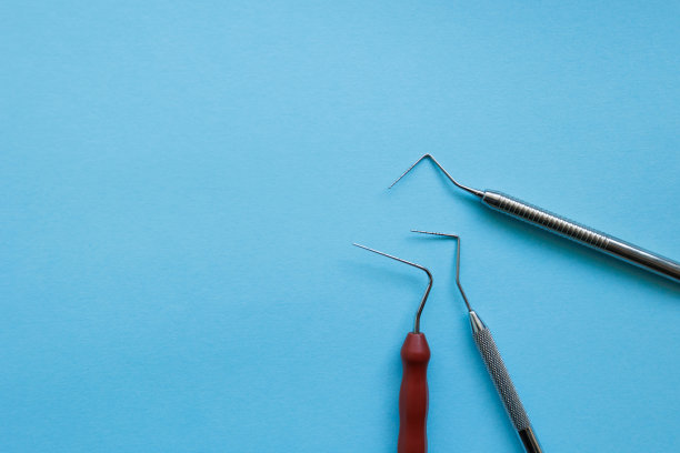 蓝色背景的牙科工具图片下载