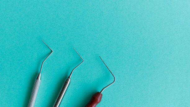 蓝色背景的医用牙科工具图片下载