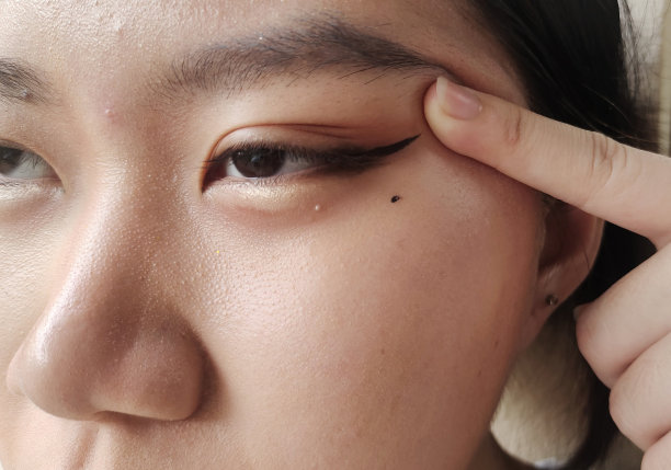 展示少女的面部表情图片下载