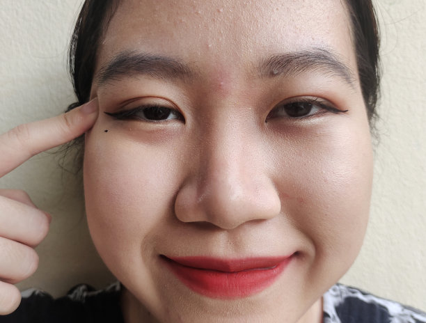 展示少女的面部表情图片下载