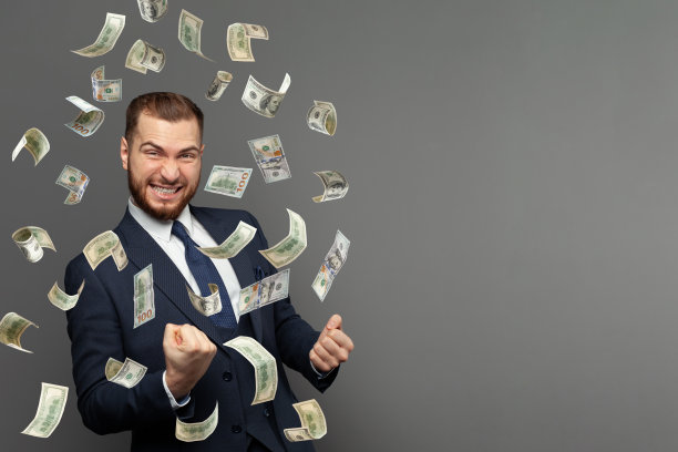 肖像快乐的人尖叫下的钱雨落下美元钞票钞票孤立的灰色背景与副本空间。财务自由的概念图片下载