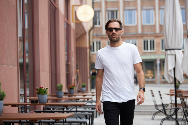 白色的空白t恤上的一个嬉皮士英俊的男性模型与空间为您的标志或设计在休闲的城市风格图片下载