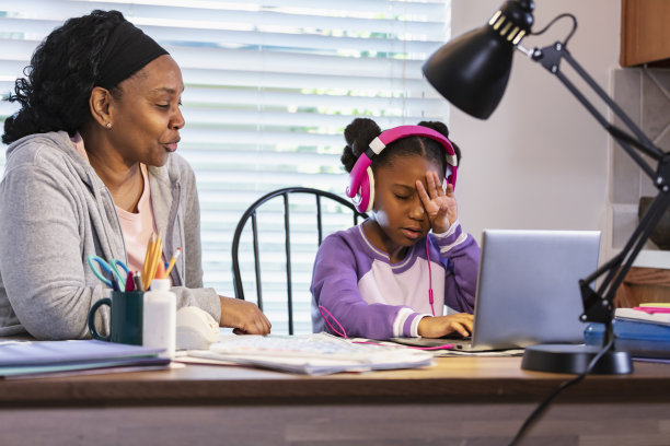 奶奶在笔记本电脑上帮女孩做作业，累了图片下载