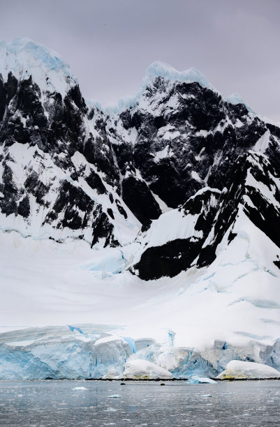 南极半岛隐藏湾边缘的陡峭山峰图片下载