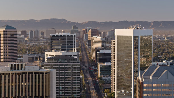 凤凰城中城中央大道鸟瞰图，亚利桑那州图片下载