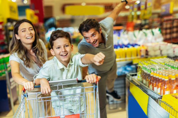 一家人带着一个孩子一起在超市购物。图片下载