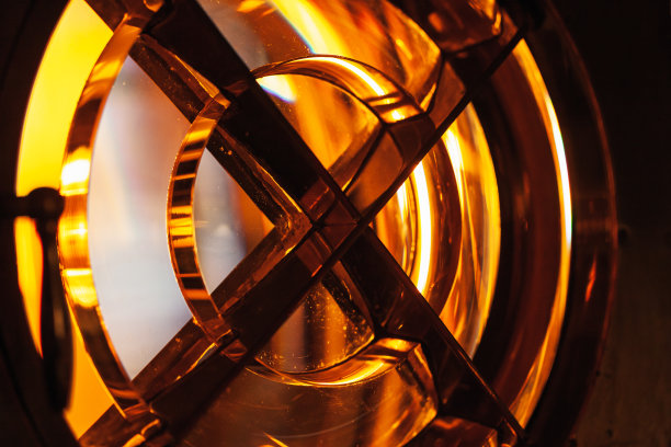 发光的黄色灯塔灯用玻璃环透镜图片下载