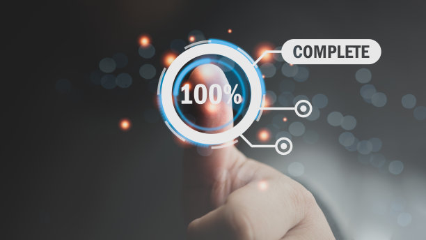 男子印章屏幕上的项目完成100%。图片下载