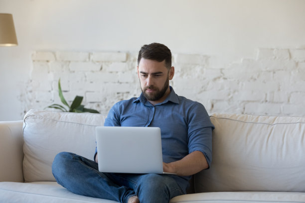 认真的自由职业雇员使用笔记本电脑图片下载