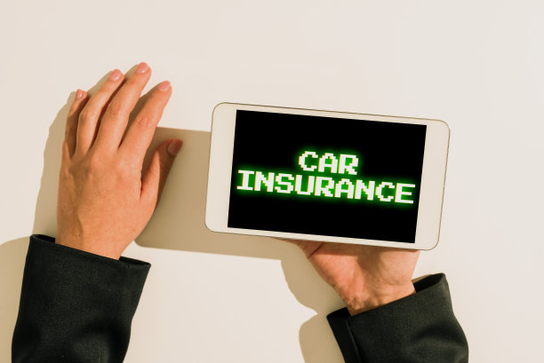 灵感显示标志汽车保险。概念照片事故覆盖综合政策汽车担保商人妇女持有手机，并提供重要信息。图片下载