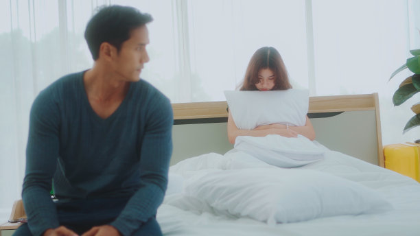 不快乐的夫妇。图片下载