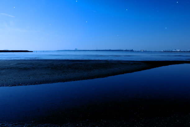 东京湾上空有很多闪亮的星星图片下载