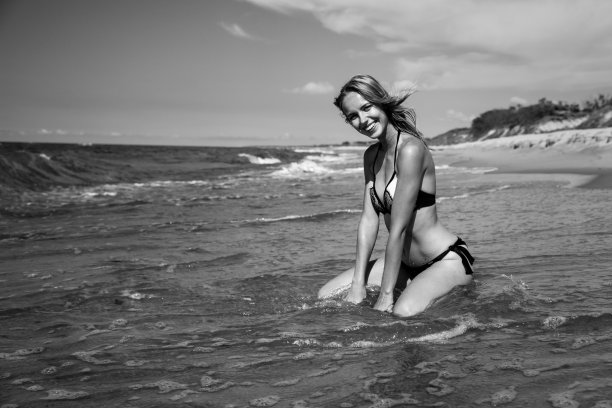 女孩在海上图片下载