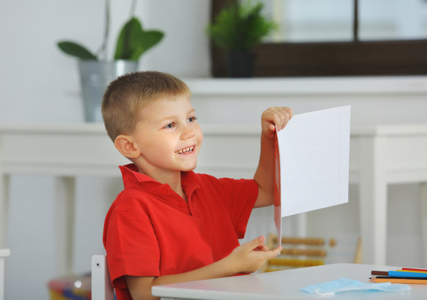 一个小学生在教室里上课图片下载