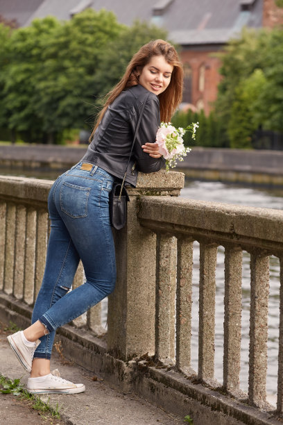 红头发的女人图片下载