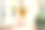 年轻女子下班后愉快地听音乐放松。生活方式的女孩使用笔记本电脑在家里的客厅开会和工作。生活方式的概念图片下载