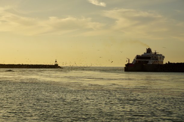 赫特沙尔斯港(丹麦语:赫特沙尔斯港)位于Jammer湾和Tannis湾之间。它是丹麦最大的渔港之一。夏日夕阳下的港口。图片下载