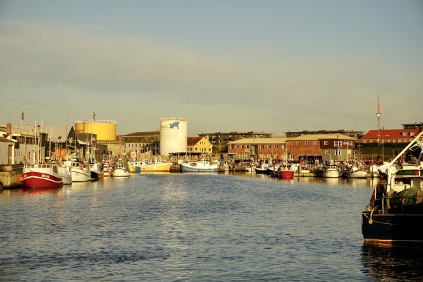 赫特沙尔斯港(丹麦语:赫特沙尔斯港)位于Jammer湾和Tannis湾之间。它是丹麦最大的渔港之一。夏日夕阳下的港口。图片下载