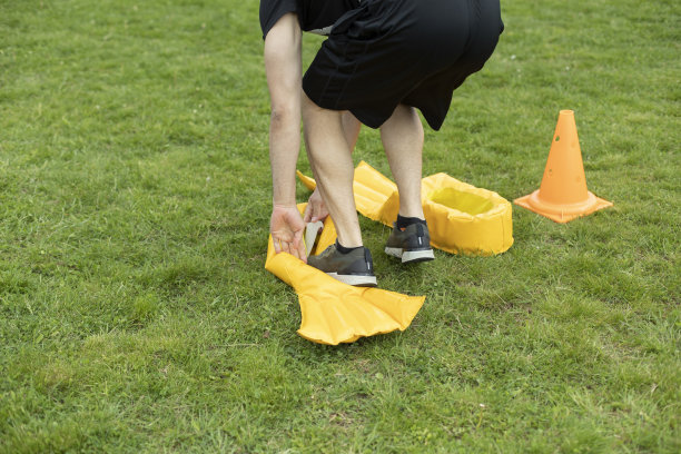 你的脚上穿了滑稽的鞋子。娱乐公园。黄色的鳍状肢。有趣的竞争。图片下载