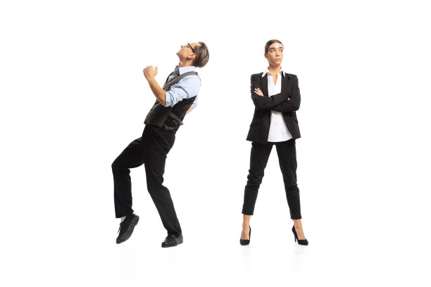 男人的肖像，办公室经理愉快地跳舞附近的女人，员工孤立在白色背景。成功的交易图片下载