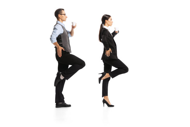 年轻的男人和女人的肖像在官方西装站背靠背与咖啡，准备开始工作一天图片下载