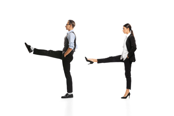 两名员工的肖像，办公室工作人员走向成功，摆出孤立的白色背景图片下载