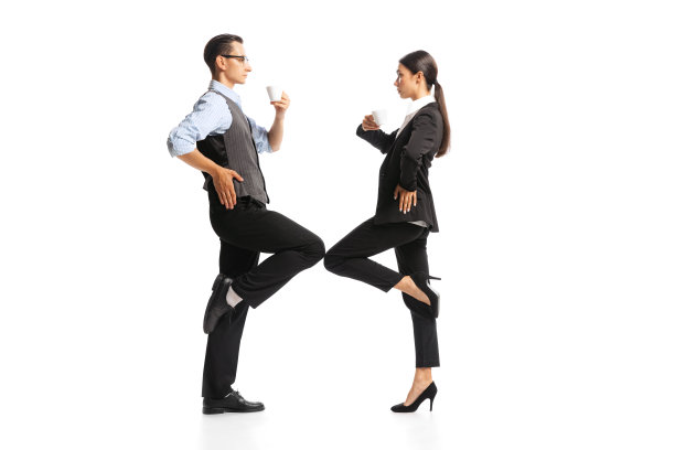 年轻的男人和女人穿着正式的西装，膝对膝地站着，严肃地看着对方，喝着咖啡。图片下载