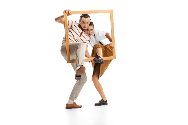 男人和女人的肖像出现从相框，摆孤立的白色背景。复古的风格图片下载