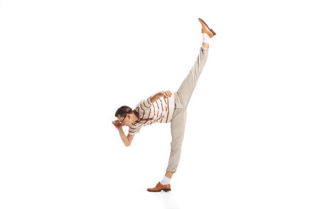 时髦的男子在复古服装的肖像，站在麻线和聚精成神地看，摆孤立在白色的工作室背景图片下载