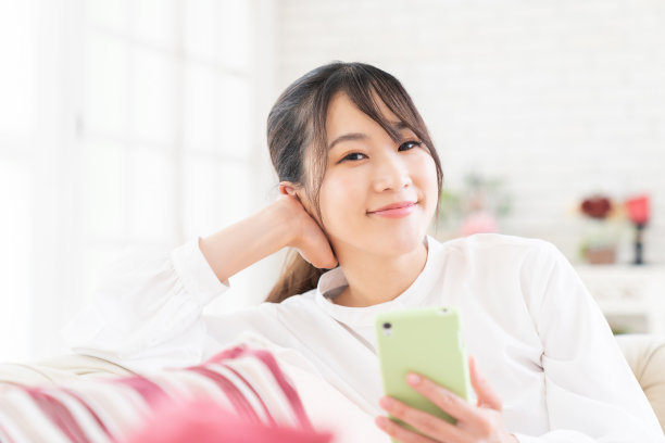 使用智能手机的迷人亚洲女性图片下载