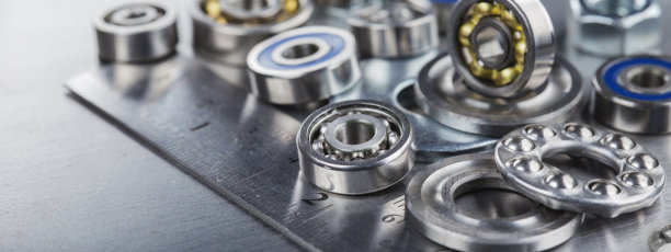 金属背景上不同的轴承、游标卡尺和直尺。机制的一部分。图片下载