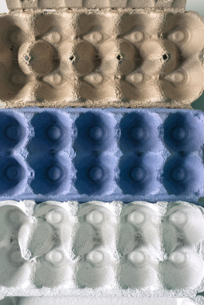 鸡蛋的工艺包装。障碍与自然的趋势概念。垂直的照片。图片下载